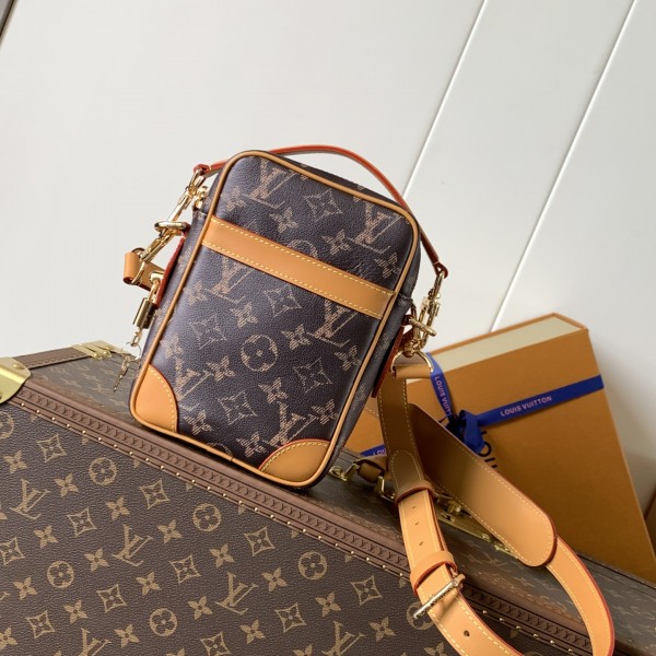 「#20065」Louis Vuitton Bags; Chip  M14106 ( 16.0 x 21.0 x 6.0  cm